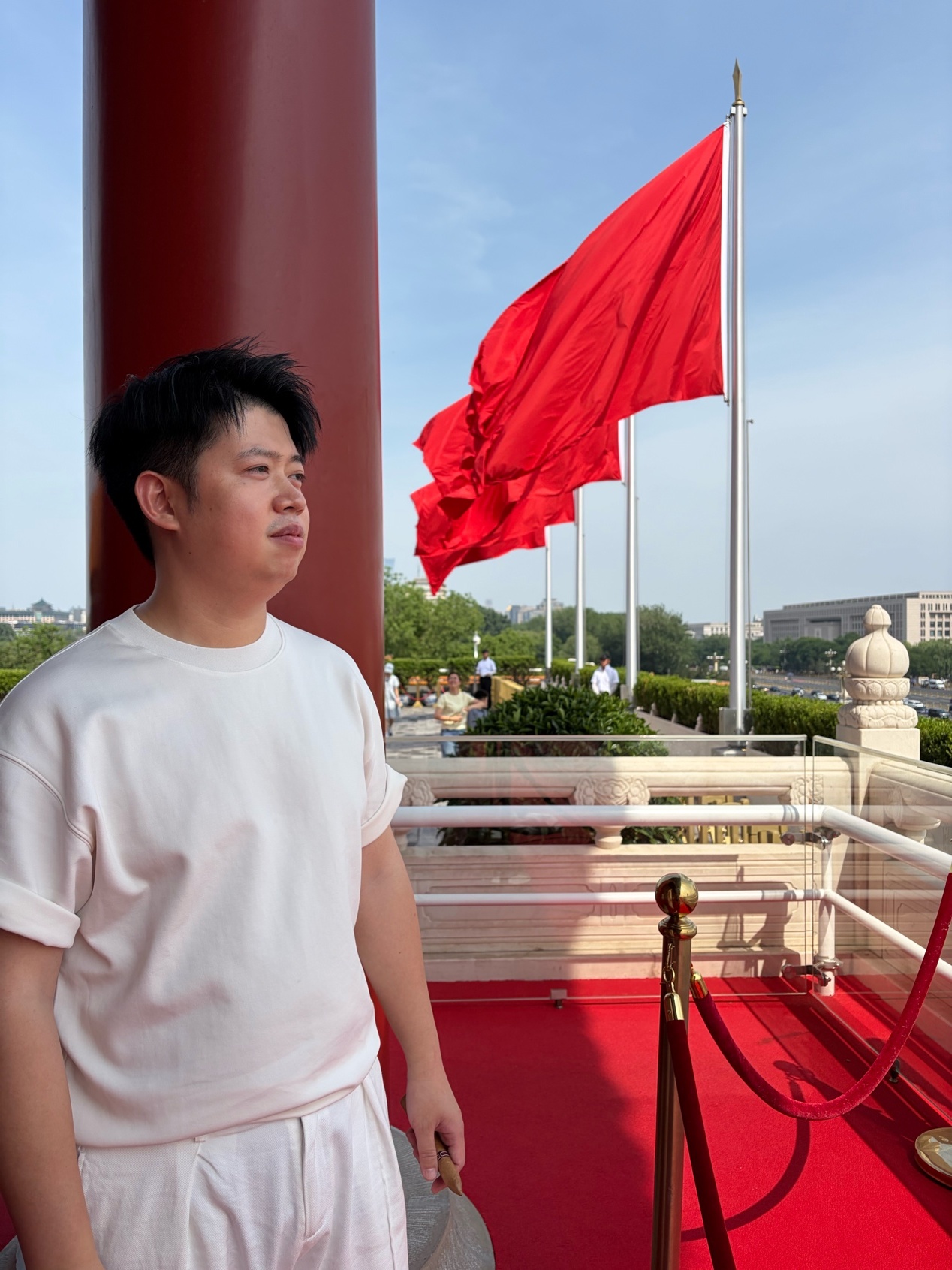 陈泽鹏 Suki 国旗前个人照