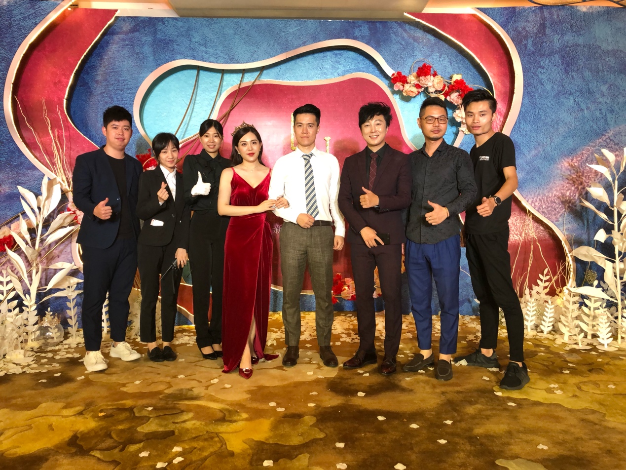 与客户合影 05