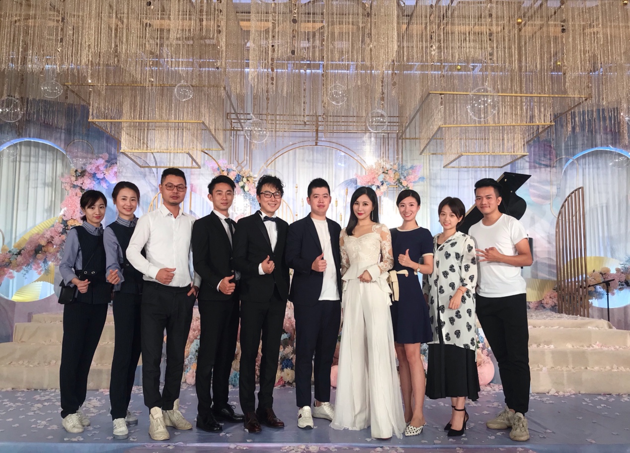 与客户合影 14