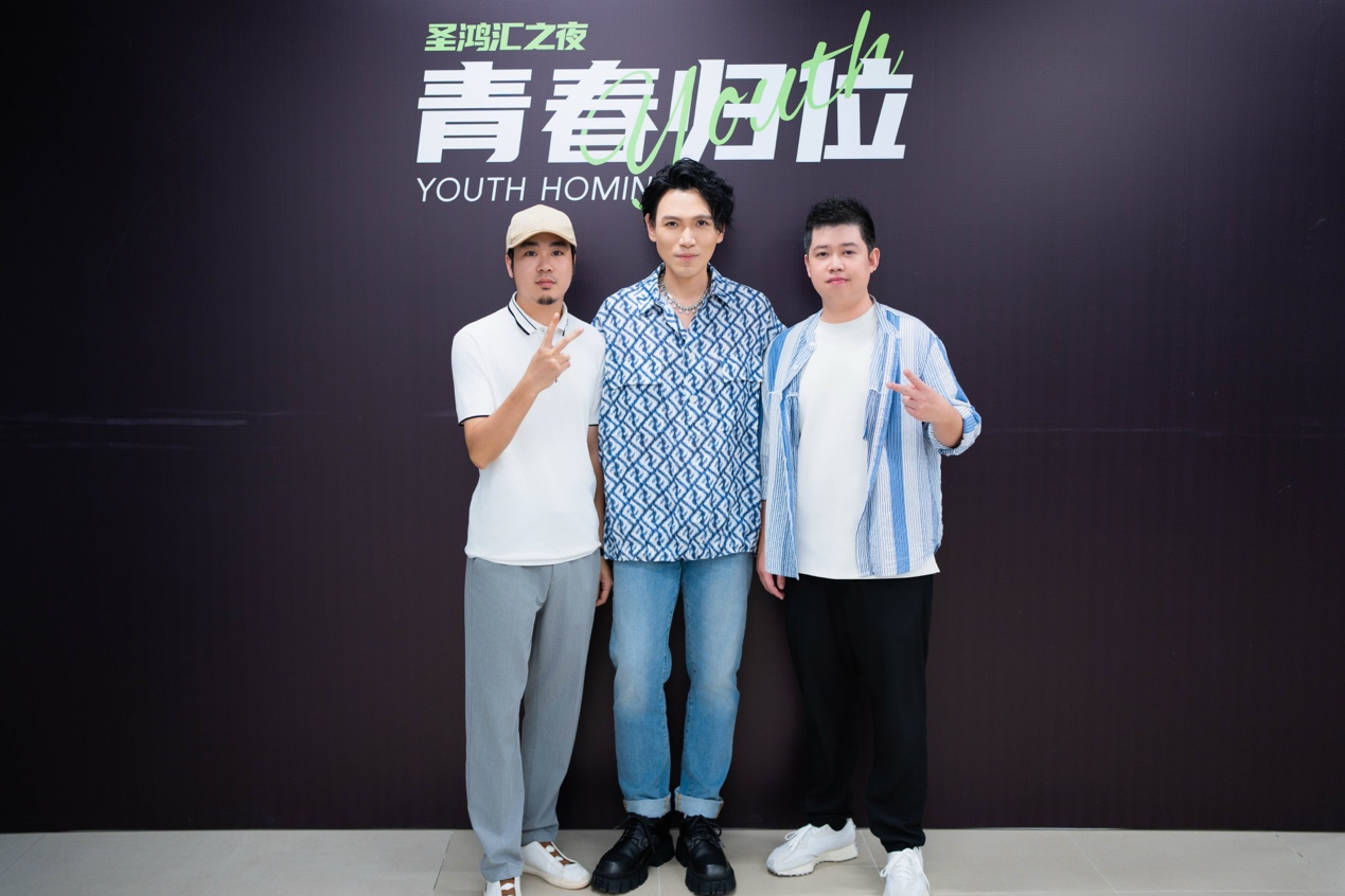 与客户合影 23